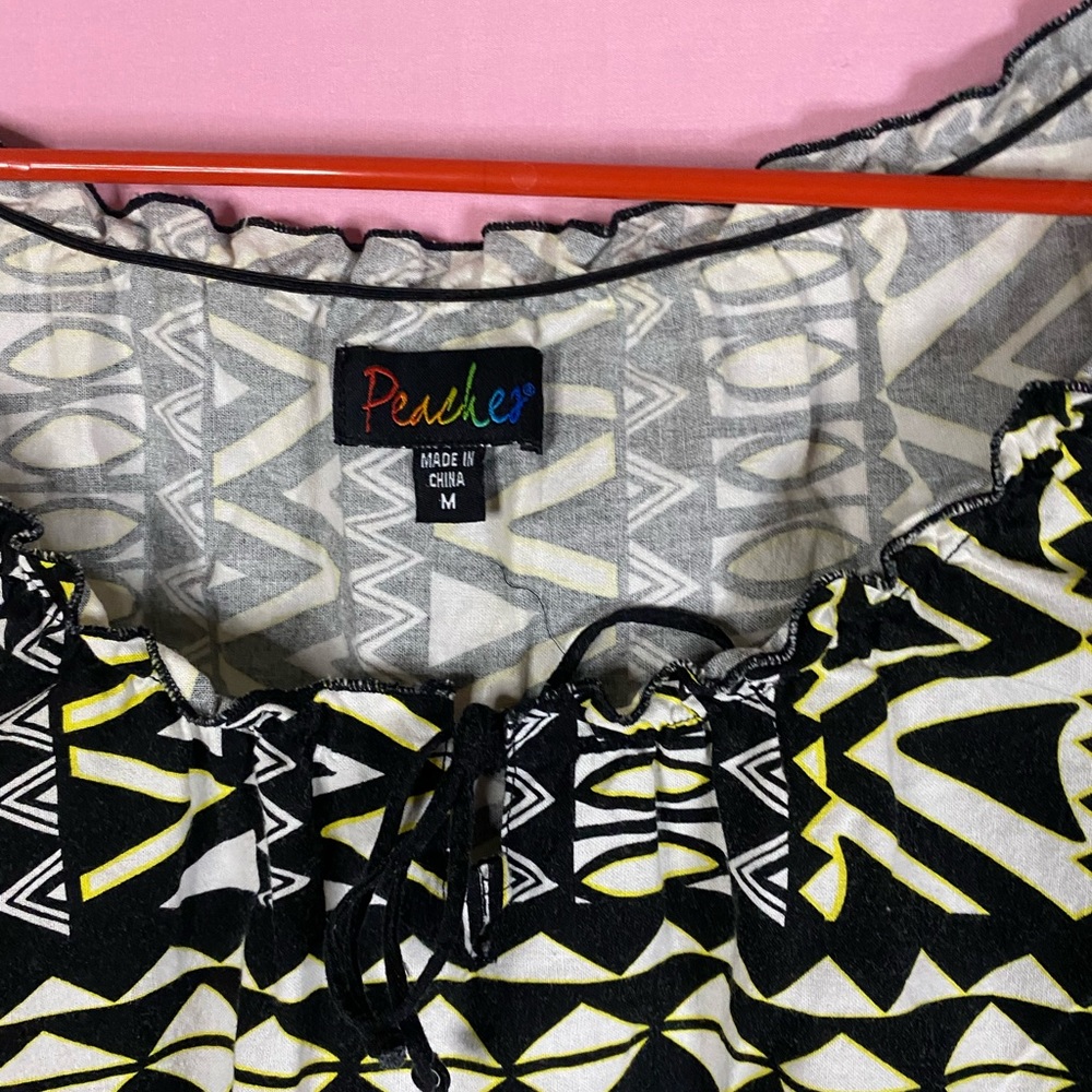 🖤 Patterned Scrub Top 🖤 - Picture 4 of 4